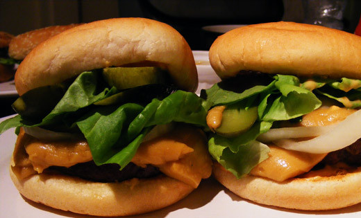 1. Этап. Cоус для гамбургера: 3. Смазываем булочки и котлету соусом, складываем бургер. Вкуснотища получается!