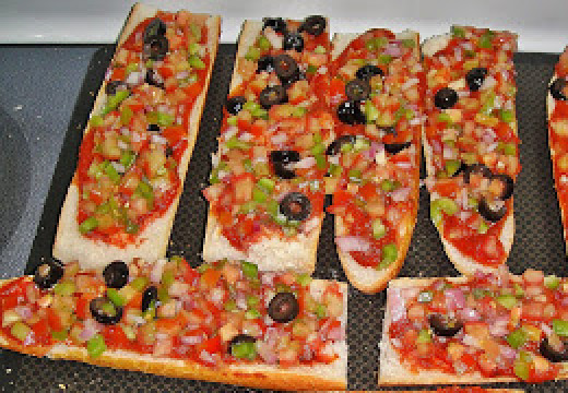 1. Этап. Пицца-багет: Выложить на соус нарезанные овощи.