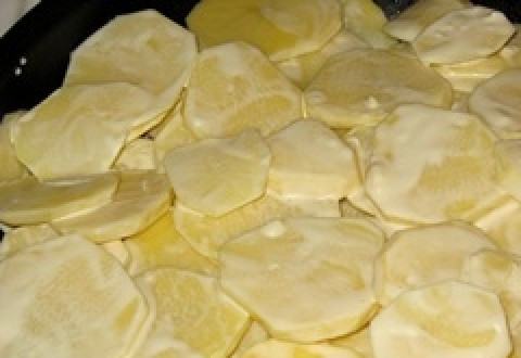 1. Этап. Морской язык с картофелем: 4. Далее выкладываем в форму майонез (или сметану) и размазываем по всей поверхности картофельного слоя.