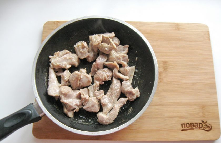 1. Этап. Суп Кесме по-киргизски: Слегка поджарьте мясо в сковороде.