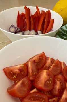 1. Этап. Салат с коктейльными томатами и сыром моцарелла: Помойте все овощи, порежьте лук на маленькие колечки, перец соломкой, а томаты на четвертинки;