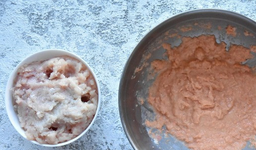 1. Этап. Нежное суфле из индейки с кабачком: Для суфле перекрутите на мясорубке с мелкой решеткой филе грудки индейки. Половину моркови вместе с хлебом и сливками измельчите блендером. Соедините составляющие суфле вместе. Добавьте перец, сырое яйцо, соль, травки. Перемешайте фарш. По желанию в фарш можно добавить мелко нарезанный болгарский перец.