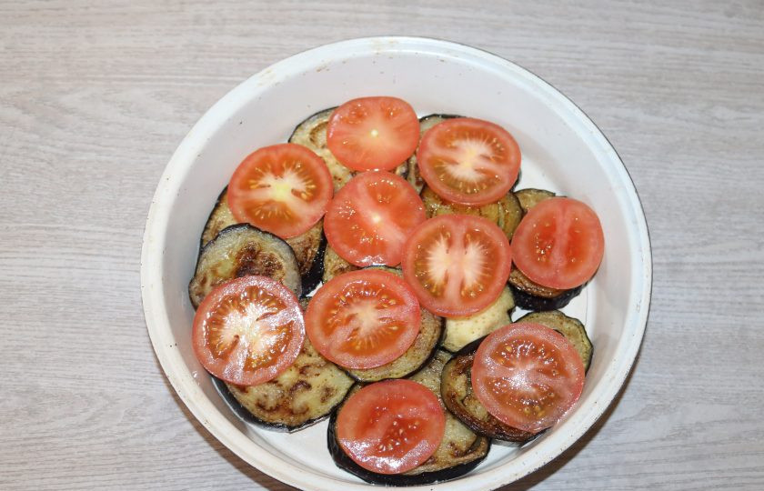 1. Этап. Запеканка с грибами и баклажанами: Сверху выложите помидоры нарезанные кольцами.