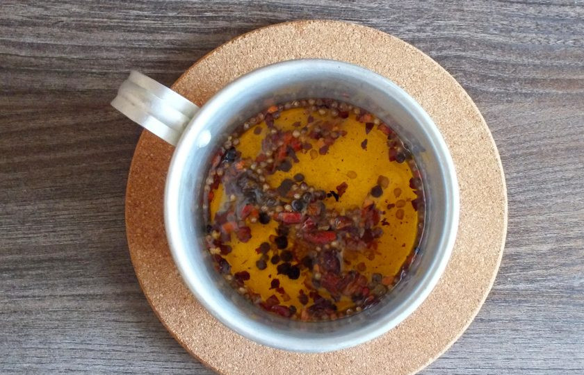 1. Этап. Маринованная свекла с морковью быстрого приготовления: Подогрейте растительное масло. Как только появится оно 