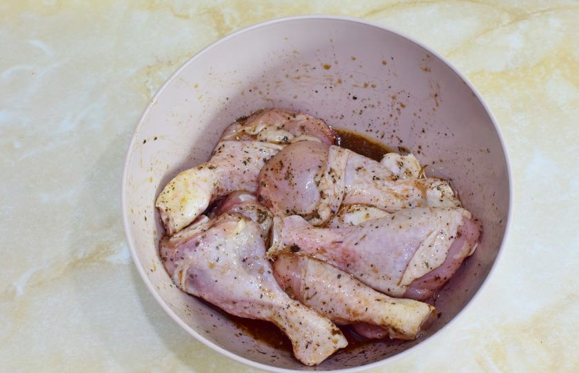 1. Этап. Курица с айвой и черносливом: Курицу обмажьте получившимся маринадом со всех сторон и оставьте постоять на 1 час, чтобы она промариновалась.