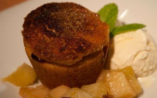 1. Этап. Шарлотка с грушами: 7. Выпекайте в разогретом до 180 градусов духовом шкафу 45-55 минут. Подавайте выпечку сразу с шариком мороженого.