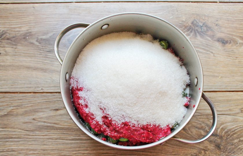 1. Этап. Варенье Ассорти из смородины, малины и крыжовника: Всыпьте в кастрюлю сахар и перемешайте.