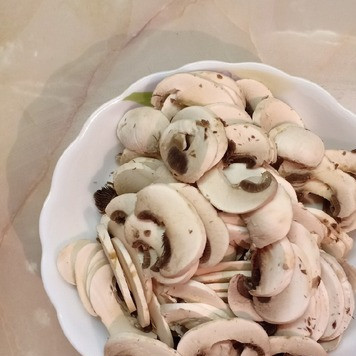 1. Этап. Салат Лужок: Грибы очистить, ополоснуть и нарезать дольками.