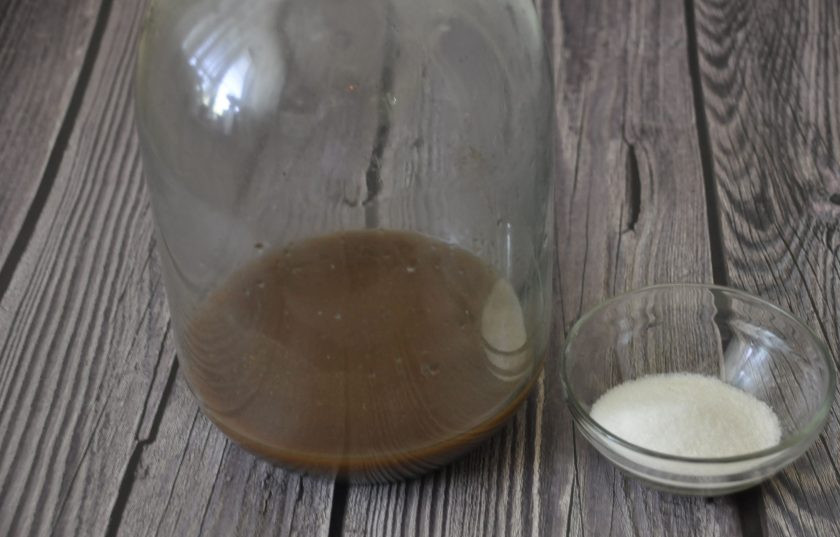 1. Этап. Квас на ржаной закваске: Влейте гущу в банку, добавьте пару столовых ложек сахара из общего количества, дайте гуще 