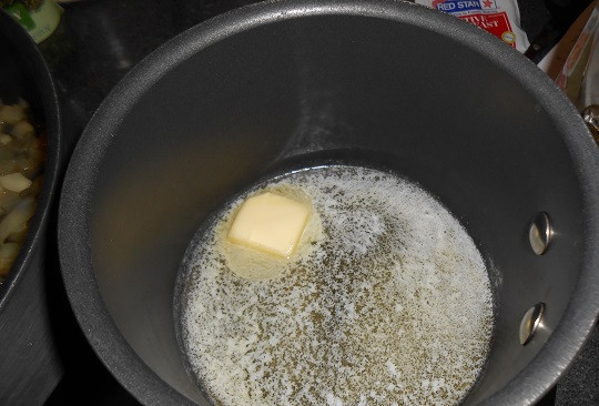 1. Этап. Лазанья с креветками: 5. В отдельной кастрюльке растопить сливочное масло.