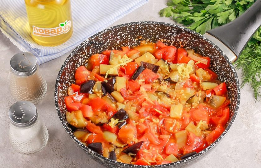 1. Этап. Шакшука с баклажанами и лимонной цедрой: Затем добавьте лимонную цедру. Если хотите добавить чеснок, то всыпьте его вместе с цедрой.