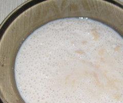 1. Этап. Тесто на сыворотке для пирожков: 1. В сыворотке разводим дрожжи вместе с сахаром и 2-3 ст. ложками муки.