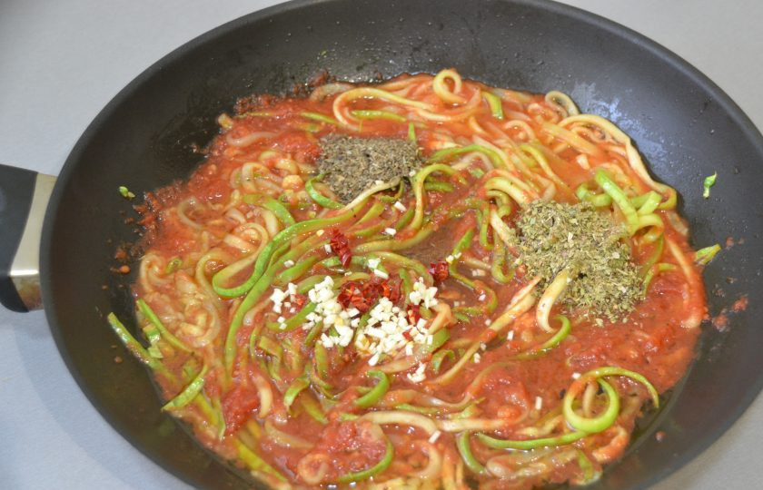 1. Этап. Паста Алла Норма: Добавьте чеснок, перец чили, базилик и орегано.