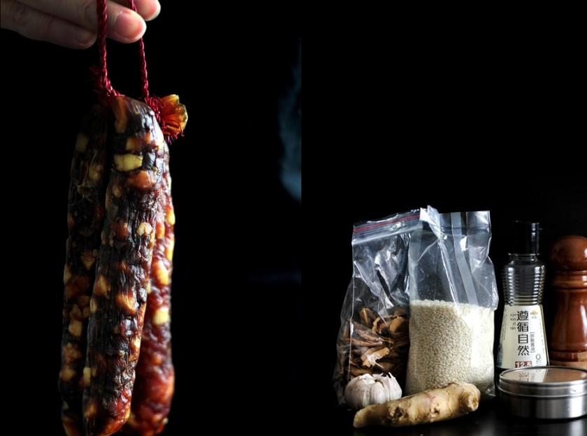 1. Этап. Гусь с рисом в духовке: Подготовьте ингредиенты для начинки. Рис отварите, но не совсем до готовности. Колбасу порежьте колечками, грибы сухие залейте водой сначала. Обжарьте колбасу, затем добавьте грибы и перемешайте. Отварной рис добавьте к колбасе и грибам. Вода, что осталась от замачивания белых сушеных грибов, пригодится в тушении: влейте где-то треть стакана и протушите все минут 15. Добавьте смесь специй, измельченный чеснок, тертый имбирь, соевый соус и соль по вкусу. Готовьте еще минут 10-15.