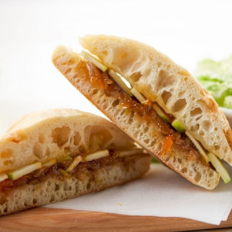Чиабатта с луком и яблоком
