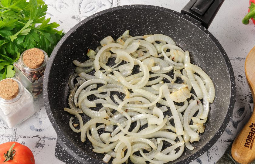 1. Этап. Мясо по-сербски: Переложите жареное мясо на тарелку. Сковороду после мяса не мыть! Добавьте в сковороду нарезанный полукольцами лук, влейте оставшееся масло и обжаривайте 2-3 минуты.