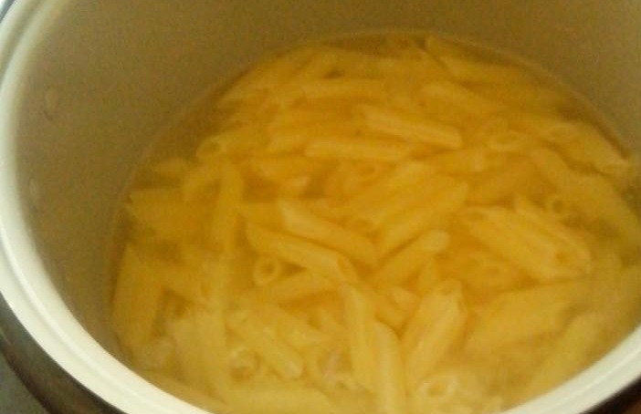 1. Этап. Макароны с сыром в мультиварке: Залейте воду в чашу мультиварки, добавьте соли. Поставьте режим 