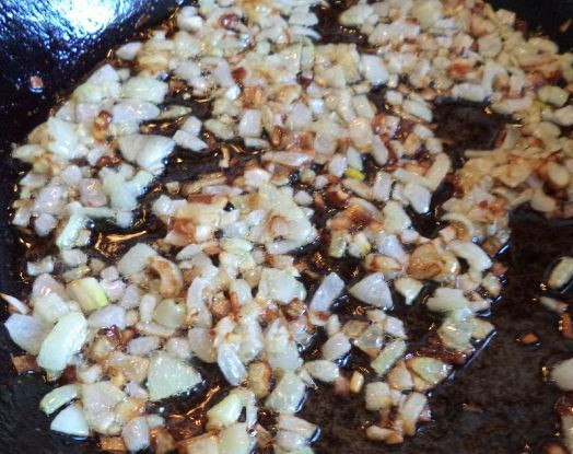 1. Этап. Салат к борщу: Почистить лук, нарезать кубиками или полу кольцами и обжарить на растительном масле до золотистого цвета.