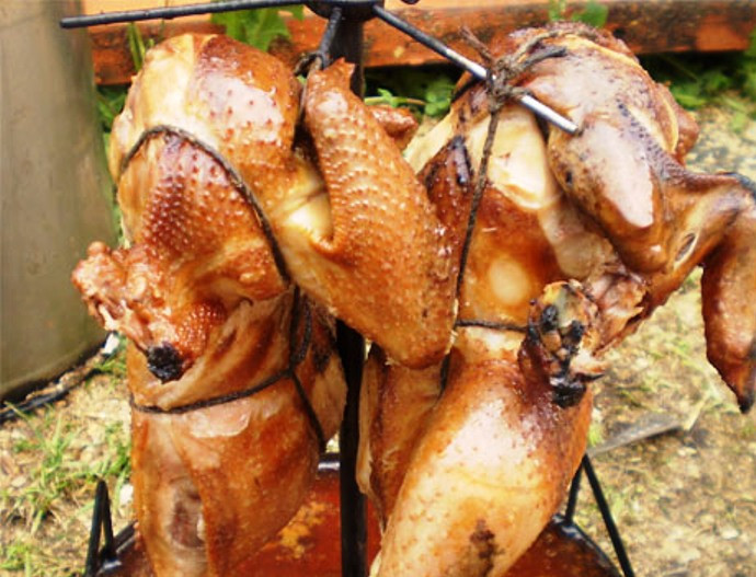 1. Этап. Варено-копченая курица: Коптите на сильном огне в течение 10 минут, затем еще полтора часа на среднем огне. Коптильню с готовой курицей открывайте только на свежем воздухе.