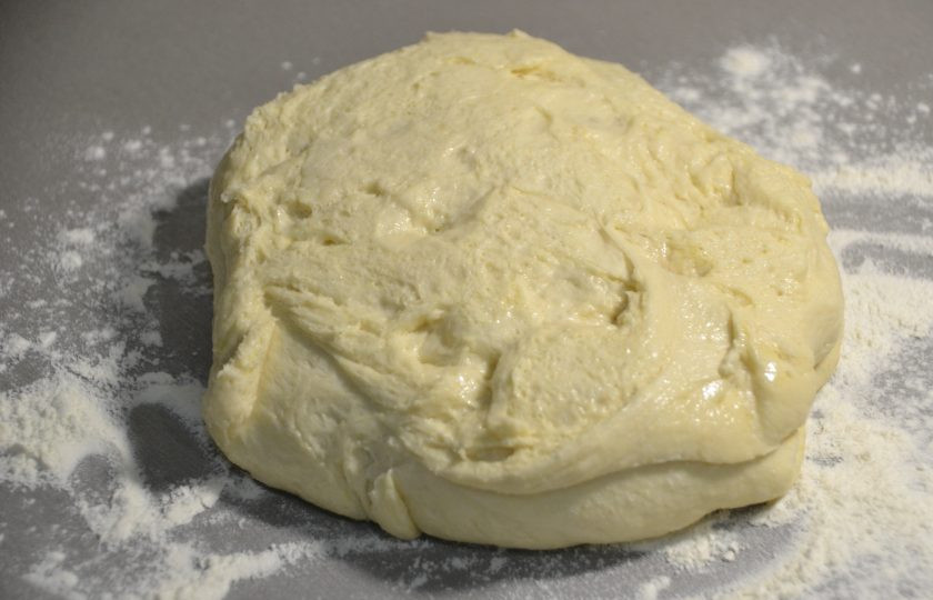 1. Этап. Пицца Примавера: Посыпьте мукой рабочую поверхность стола и выложите тесто.