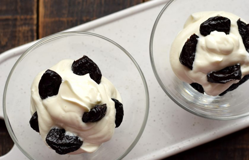 1. Этап. Чернослив с грецким орехом в сливках: В таком же порядке сделайте еще 2-3 слоя из чернослива и сливок.