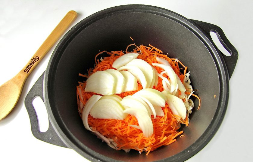 1. Этап. Салат Кубанский с капустой на зиму: Лук нарежьте перьями или полукольцами.