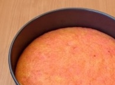 1. Этап. Вишневый торт с маскарпоне: Разогрейте духовку до 185 градусов. Выпекайте тесто около 20 минут. Затем корж немного пропитайте соком вишни, который образовался от ягод.