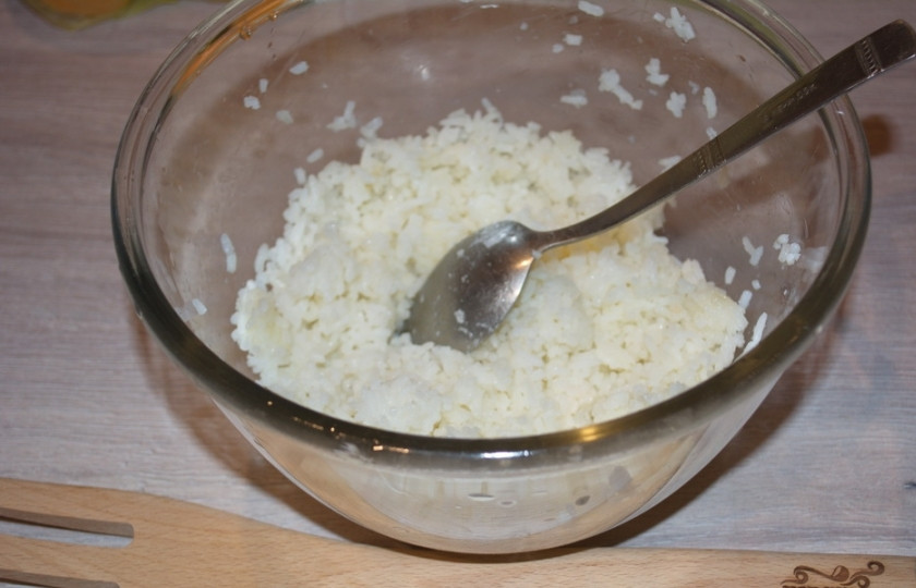 1. Этап. Пирог Походный: Для приготовления пирога отварите рис в соленой воде, добавив при варке в воду 2 ст. ложки растительного масла.