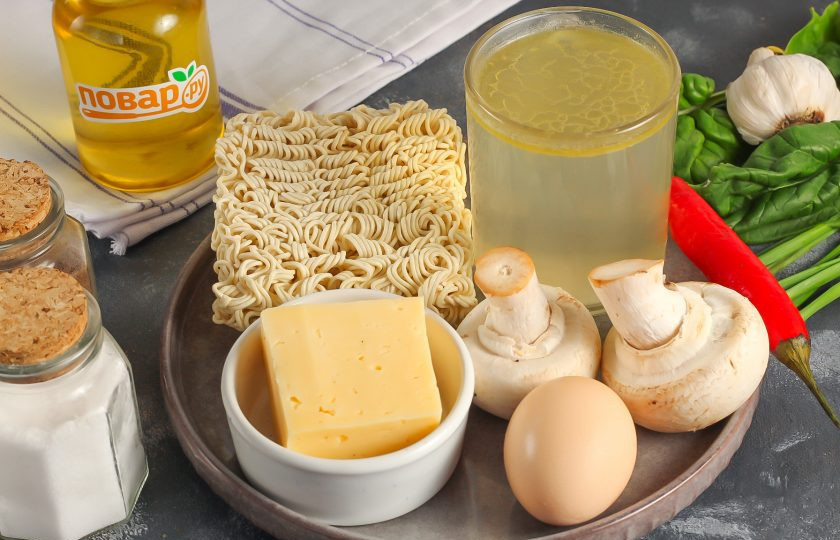 1. Этап. Рамен с сыром: Подготовьте указанные ингредиенты. Сыр лучше всего использовать тофу или другой соевый, но если нет таких продуктов выбирайте плавленый или твердый.