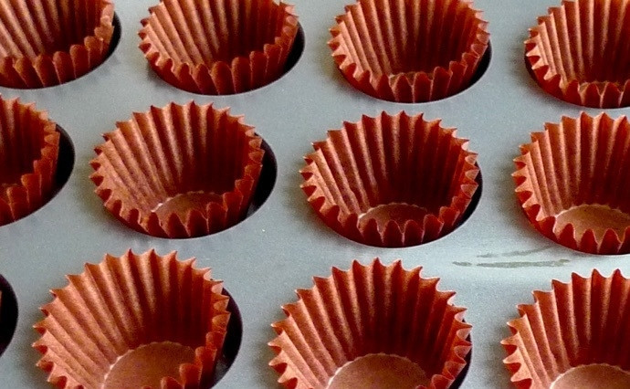 1. Этап. Шоколадные кексы с шоколадом: 1. Бумажные формочки для кексов вложите в железные.