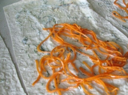 1. Этап. Свинина в лаваше: 2. Мясо охлаждаю, затем нарезаю тонкими полосками. Лаваш выкладываю на стол, разрезаю каждый на 2 части, смазываю майонезом и распределяю немного корейской моркови.