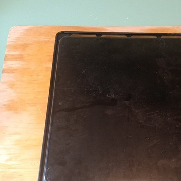 1. Этап. Кулебяка с рисом, луком, яйцами, рыбой: Противень смазать растительным маслом, накрыть им кулебяку, и, придерживая его рукой, аккуратно перевернуть всю конструкцию так, чтобы кулебяка оказалась на противне.