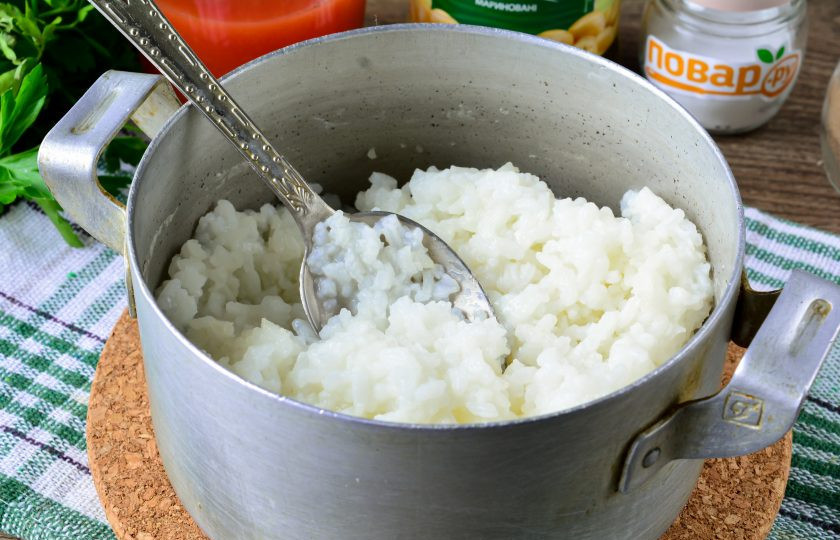 1. Этап. Рис с маринованными грибами: Вскипятите воду, посолите по вкусу и всыпьте промытый рис. Варите рис до мягкости 20 минут.