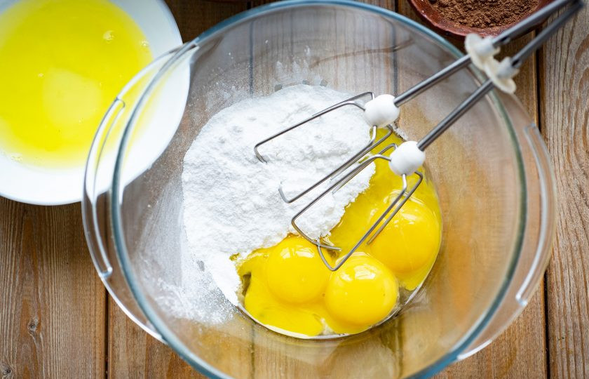 1. Этап. Шоколадный торт с кремом из маскарпоне: В просторную миску выложите 4 желтка и 80 грамм сахарной пудры.