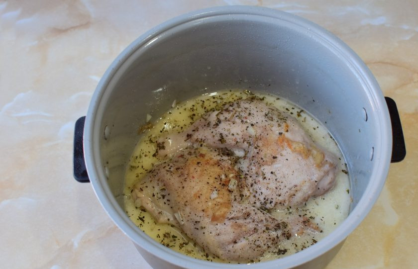 1. Этап. Куриные окорочка в сметанном соусе в мультиварке: Залейте получившимся сметанным соусом курицу. По вкусу подсыпьте соль и специи. Переключите мультиварку на режим 