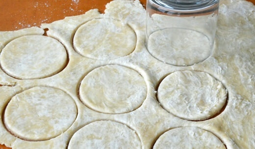 1. Этап. Мини пирожки: 3. Вырежьте из теста небольшие кружочки.