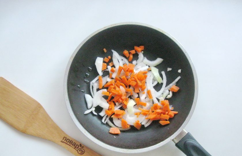1. Этап. Скумбрия в молоке: Морковь очистите, помойте и мелко нарежьте. Добавьте в сковороду к луку.