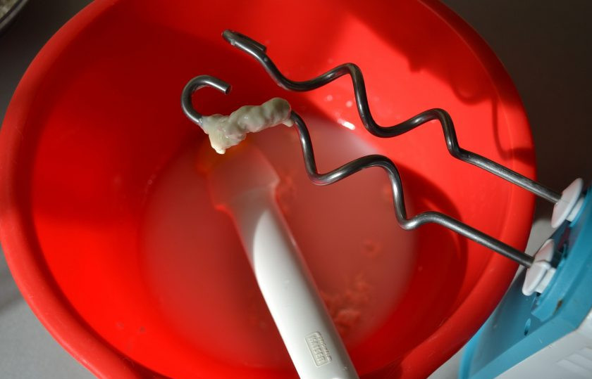 1. Этап. Булочки Римские чириолы: Тщательно смешайте содержимое до превращения в эмульсию.