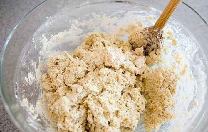 1. Этап. Овсяный хлеб: 2. Перемешайте, лучше всего деревянной ложкой.