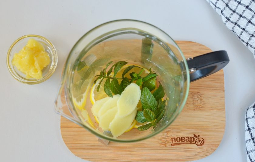 1. Этап. Имбирный чай для повышения иммунитета: В заварочный чайник выложите имбирь, лимон, мяту.