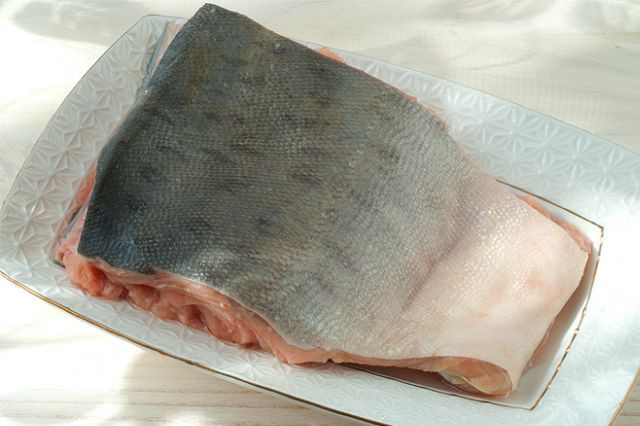 1. Этап. Горбуша в фольге на углях: 1. Классический рецепт горбуши в фольге на углях подходит как для целой рыбки, так и для порционных кусочков. Горбушу необходимо тщательно промыть, удалить внутренности и голову, по возможности крупные кости. Можно отделить филе.