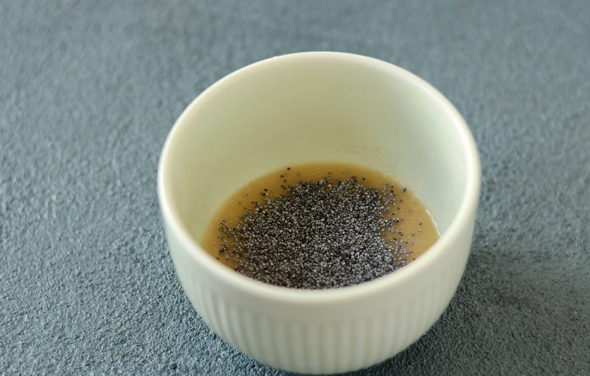 1. Этап. Маковая заправка для салата: Перелейте заправку в герметичную емкость, добавьте мак и перемешайте.