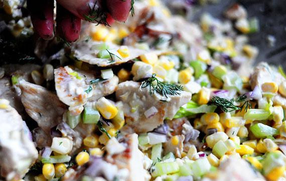 1. Этап. Куриный салат с сыром фета и кукурузой: Нарезать куриные грудки и перемешать с сельдереем, луком и кукурузой. Вылить половину заправки на ингредиенты и осторожно перемешать. Добавить больше заправки по мере необходимости.