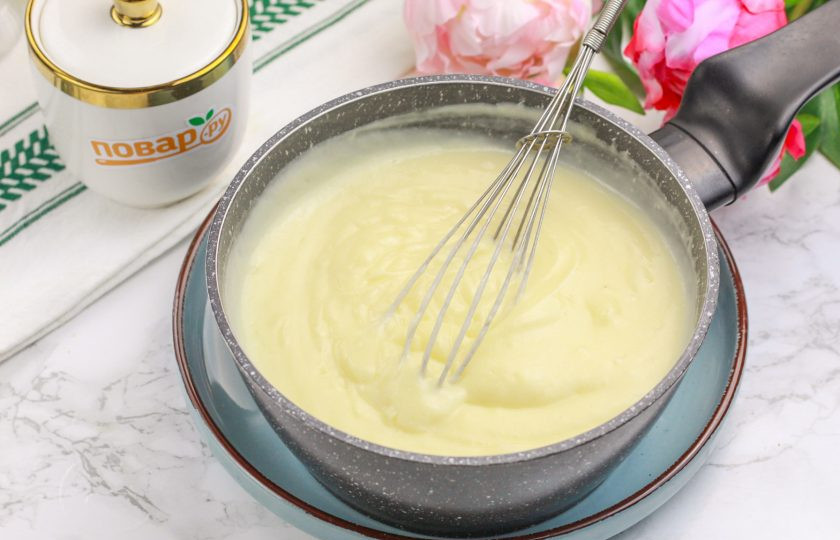 1. Этап. Лимонный бисквит: Теперь постоянно помешивайте всю массу около 8-10 минут, чтобы крем как следует заварился. Прекратить мешать нельзя, так как он комками подгорит снизу. Горячий крем накройте пищевой пленкой стык в стык и охладите примерно 3-4 часа на холоде.