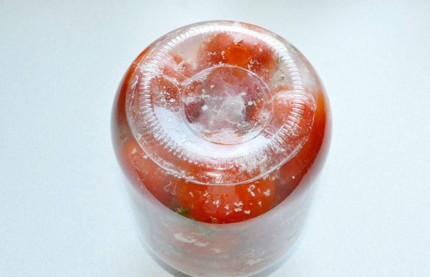 1. Этап. Помидоры под снегом: Залейте свежим кипятком, закатайте банку крышкой. Вот и все, помидоры под снегом готовы.