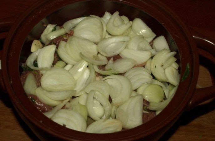 1. Stage. Spicy veal with horseradish: Put the meat in a baking dish. Cut the onion coarsely and lay on top of the meat. Cover or tightly cover with foil, bake at 180 degrees for 1.5 hours.