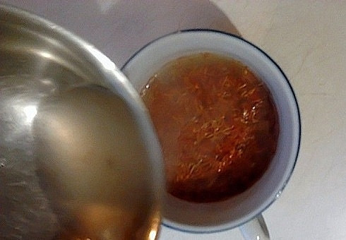 1. Этап. Харчо по-грузински: Шафран заливаем кипящим бульоном и накрываем, пусть постоит минут 10. Если вам повезло и вы нашли тклапи, порвите на кусочки и тоже залейте горячим бульоном.