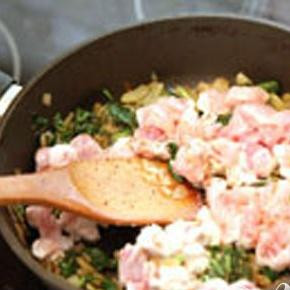 1. Этап. Киш с курицей и шпинатом: 3. Приготовим начинку. Промываем холодной водой шпинат и салфеткой или полотенцем обсушиваем. У листьев шпината удаляем черешки. Рубим листья на ширину 1-2 сантиметра. Нарезаем мелко лук. Кубиками примерно 1х1 сантиметров нарезаем куриное филе. На сковороде обжариваем лук. Шпинат добавляем к луку, помешиваем. Готовим, пока листья не станут мягкими. Сюда добавляем филе курицы, быстро обжариваем. Добавляем соль и мускатный орех в начинку, перемешиваем.