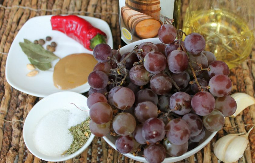 1. Этап. Маринованный виноград с горчицей: Подготовим виноград, специи и пряности.