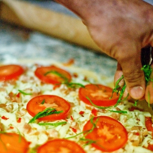 1. Этап. Итальянская пицца Маргарита: Выкладываем на пиццу тонкими ломтиками нарезанные помидоры и мелко нарубленный свежий базилик.